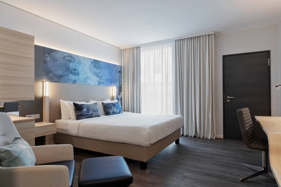 Courtyard_Room